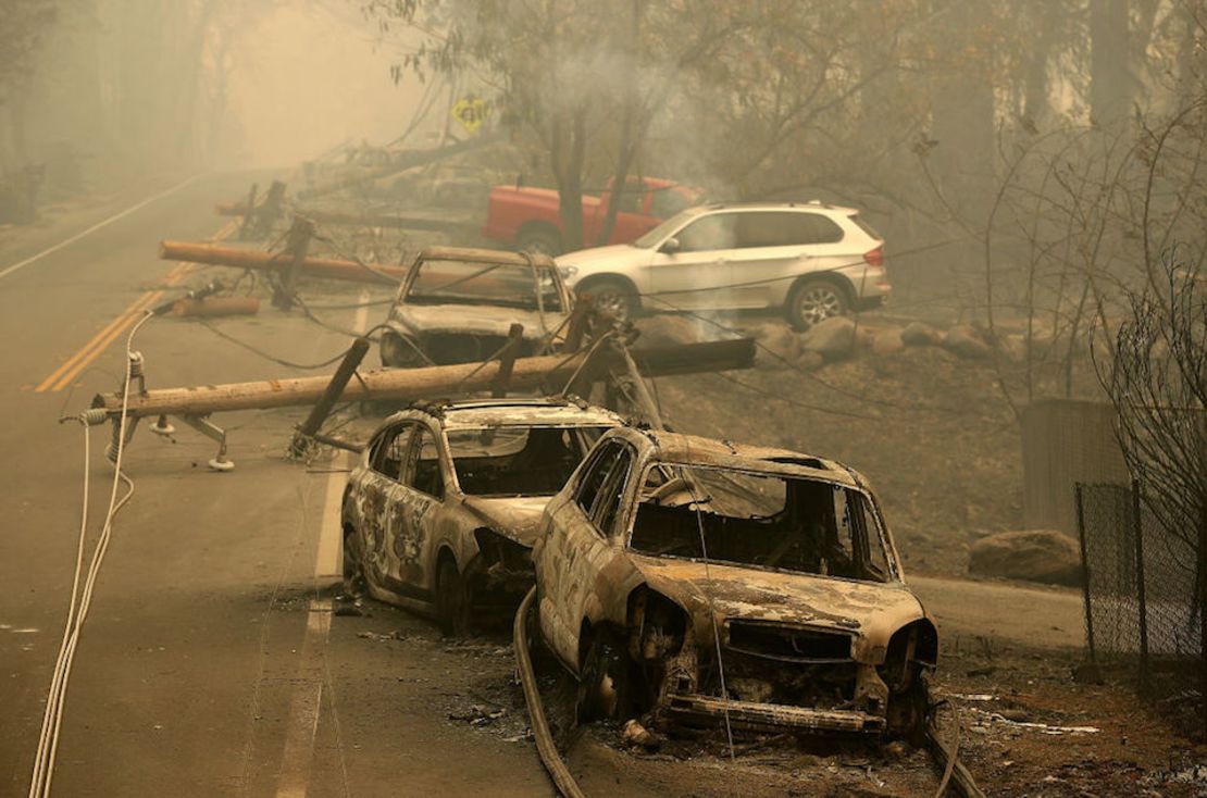 Autos incendiados a la orilla del camino en Paradise, California.