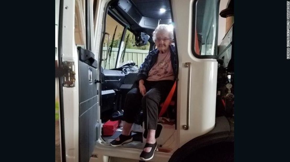 Margaret Newsum, de 93 años, consiguió que el recogedor de basura Dane Ray Cummings la llevara a huir del incendio Camp, en California.