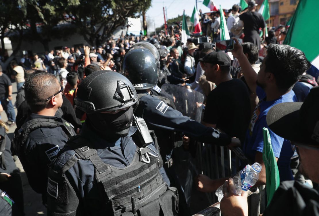 La policía antidisturbios hizo guardia en frente al albergue donde estaban los ciudadanos hondureños este domingo.