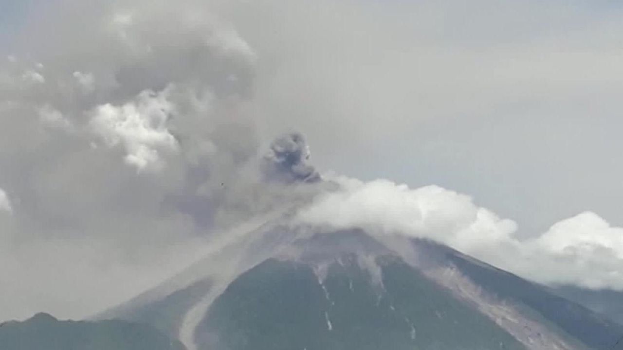 CNNE 589241 - volcan de fuego provoca evacuaciones en guatemala