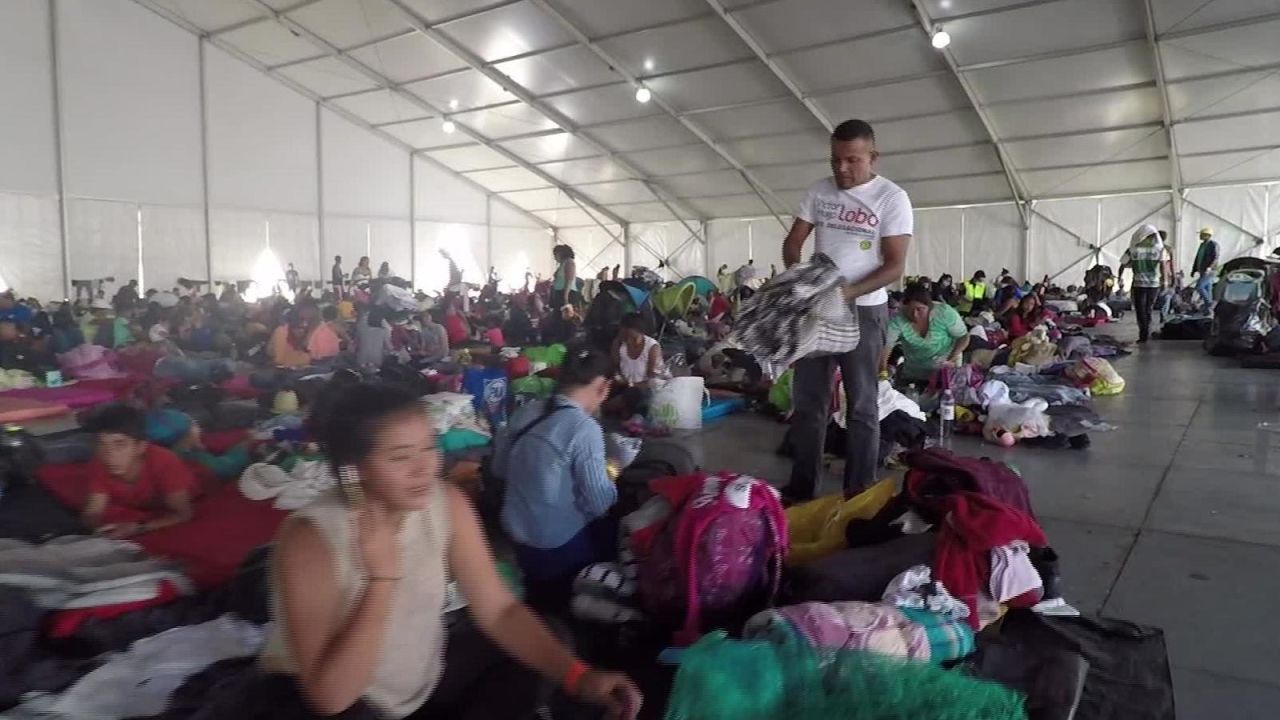 CNNE 589245 - residentes de tijuana divididos por llegada de la caravana