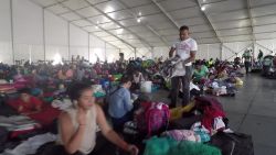 CNNE 589245 - residentes de tijuana divididos por llegada de la caravana