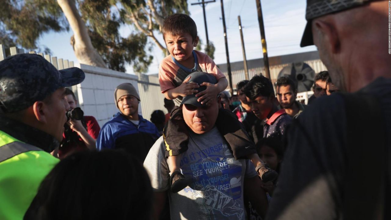 CNNE 589327 - vea las dramaticas imagenes del rechazo a la caravana de migrantes