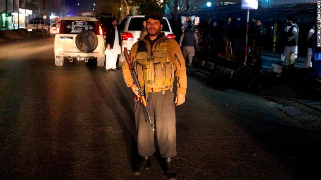 Un soldado afgano monta guardia en el exterior del hospital de emergencia después de un presunto ataque suicida dirigido a una reunión religiosa en un salón de bodas, en Kabul.