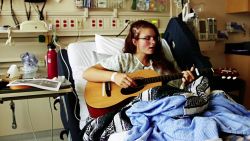 CNNE 589600 - joven artista canto mientras la operaban de un tumor cerebral