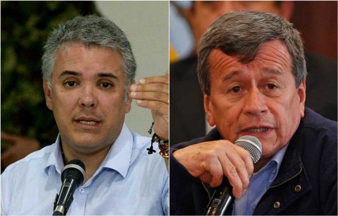 Iván Duque, presidente de Colombia, y Pablo Catatumbo, jefe negociador del ELN en los diálogos de paz.