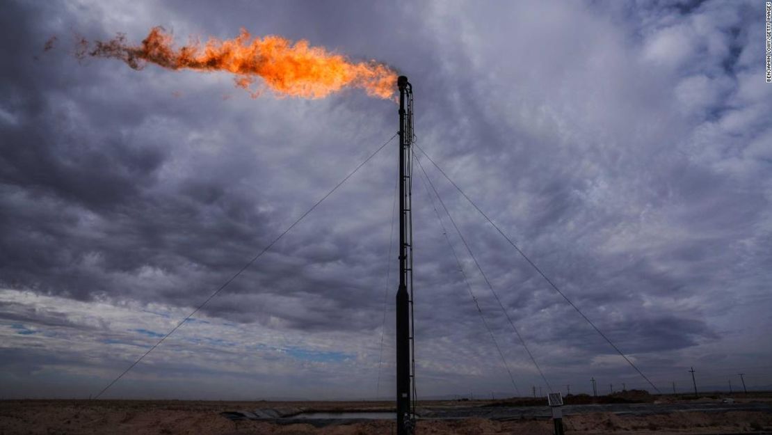 Trabajadores que extraen petróleo de la Cuenca Permiana, el semillero de lutitas del oeste de Texas que se ha transformado en uno de los campos petroleros más importantes del mundo.