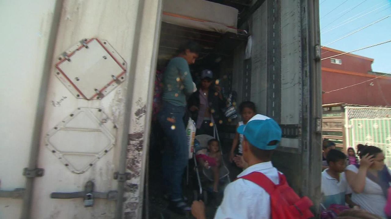 CNNE 590053 - camion lleno de inmigrantes llega a tijuana