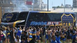 CNNE 590869 - jugadores de boca son agredidos en las afueras del estadio monumental