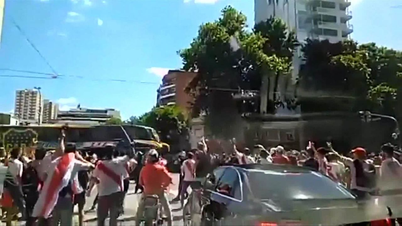 CNNE 590918 - mira el momento del ataque al autobus de boca juniors