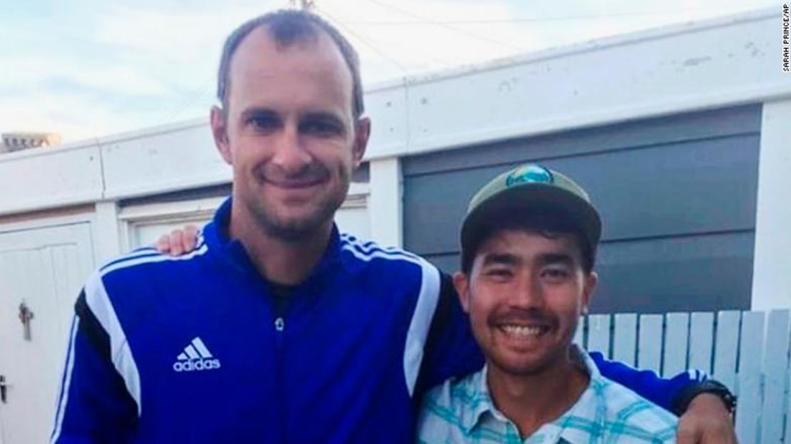 John Allen Chau, a la derecha, estuvo en Ciudad del Cabo, Sudáfrica, días antes de viajar a la isla North Sentinel.