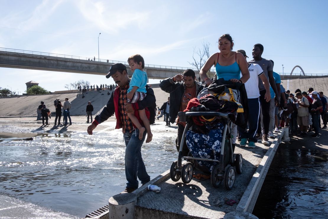 Cientos de migrantes intentaron asaltar una cerca fronteriza que separa a México de Estados Unidos este domingo, en medio de temores crecientes de que se quedarán en México mientras se procesan sus solicitudes de asilo.