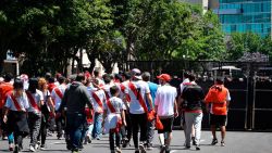 CNNE 591030 - asi reaccionan los hinchas de river plate tras suspension del partido