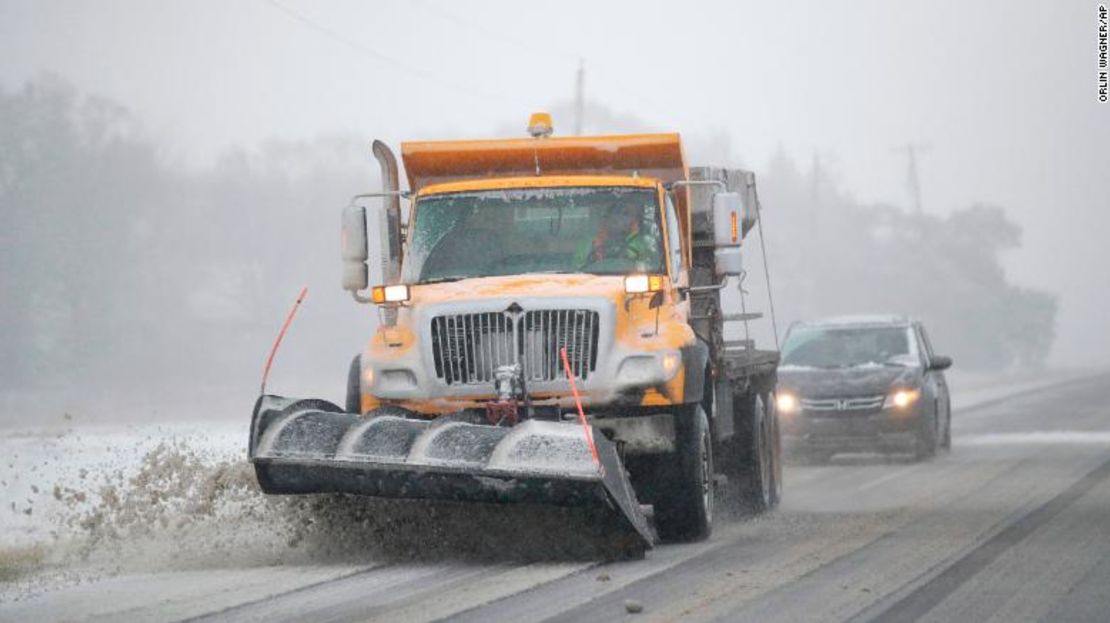 Una barredora quita nieve de una carretera en el condado de Douglas, en Kansas.