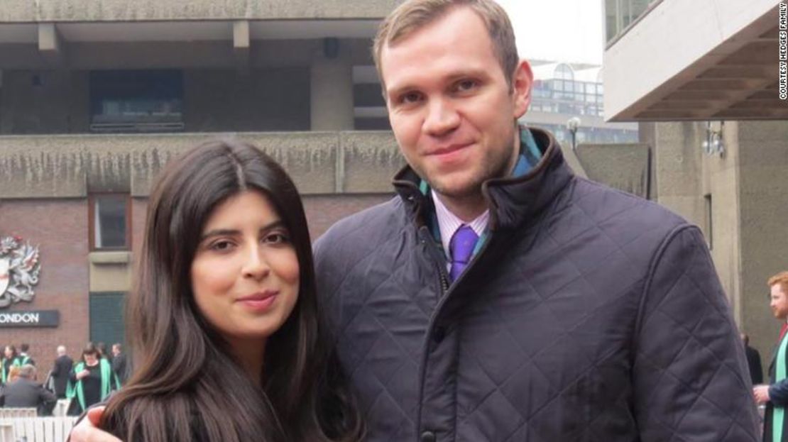 Matthew Hedges (der.) es un ciudadano británico que había sido condenado a prisión de por vida en Emiratos Árabes Unidos por espionaje.