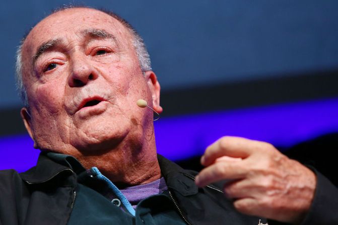 El director de cine italiano Bernardo Bertolucci falleció a la edad de 77 años, confirmó el lunes 26 de noviembre a CNN la Asociación Italiana de Entretenimiento.