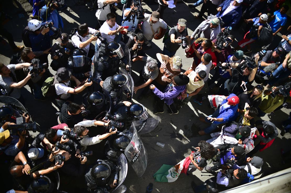 Aerial view of Central American migrants -mostly from Honduras- wanting to reach the United States in hope of a better life, being stopped by federal police officers near El Chaparral port of entry in the US-Mexico border, in Tijuana, Baja California State, Mexico on November 25, 2018. (Photo by Pedro Pardo / AFP)