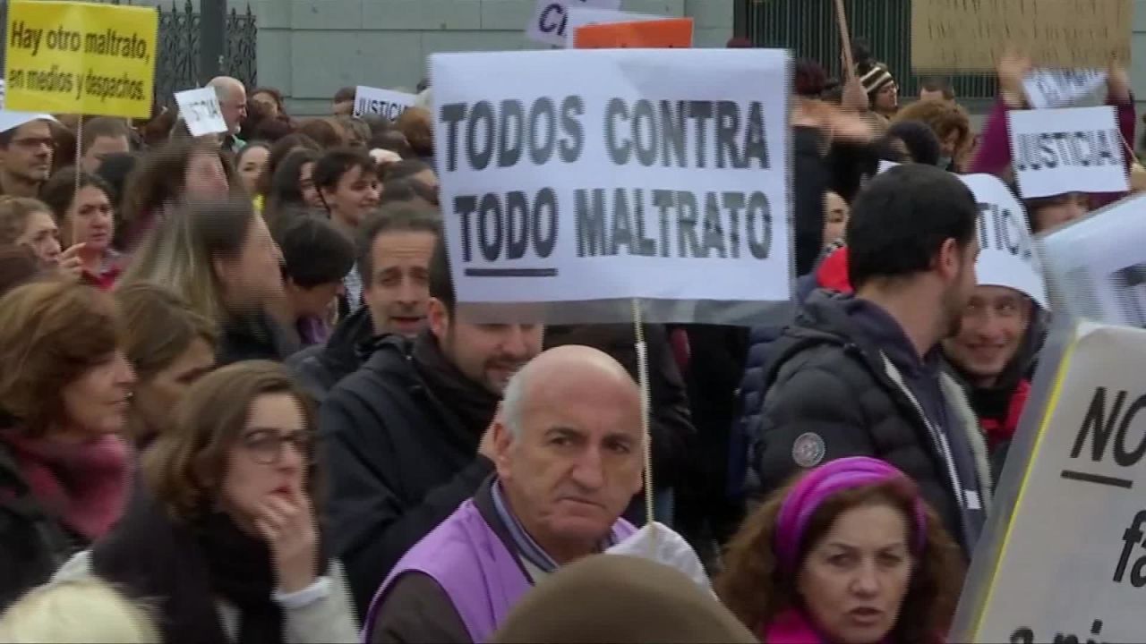 CNNE 591175 - espanoles se manifiestan a favor de los derechos de la mujer