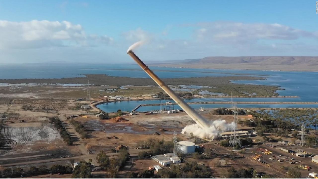 CNNE 591267 - demuelen una chimenea de 200 metros en segundos