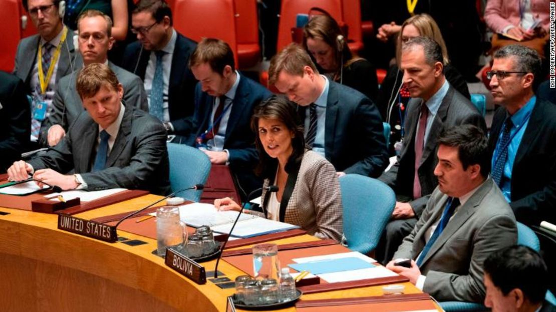 La embajadora de Estados Unidos ante la ONU, Nikki Haley, se dirige al Consejo de Seguridad.