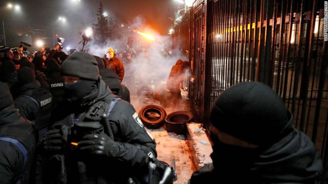 Manifestantes se reúnen frente a la embajada rusa en Kiev el domingo por la noche.