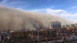 CNNE 591344 - tormenta de arena en china cubre una ciudad en cinco minutos