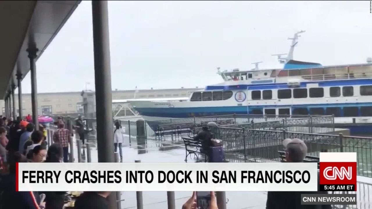 CNNE 591555 - el momento en que un ferry choca contra un muelle