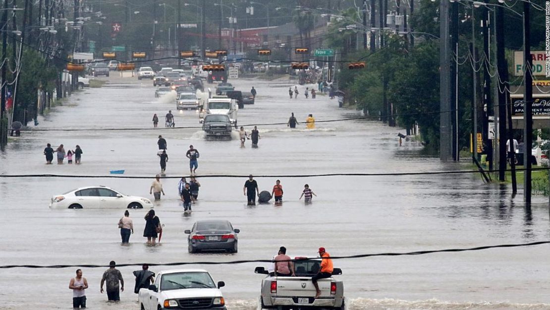 Escenas de desastres como esta, luego del huracán Harvey, serán más comunes con el paso de los años en Estados Unidos, según este informe.