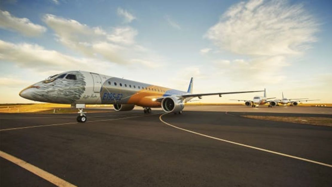 Hay un E195, la versión más grande del E190, con la imagen de un águila.