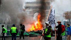 CNNE 591678 - protestas del "chaleco amarillo" en francia se toman la calle mas famosa de paris