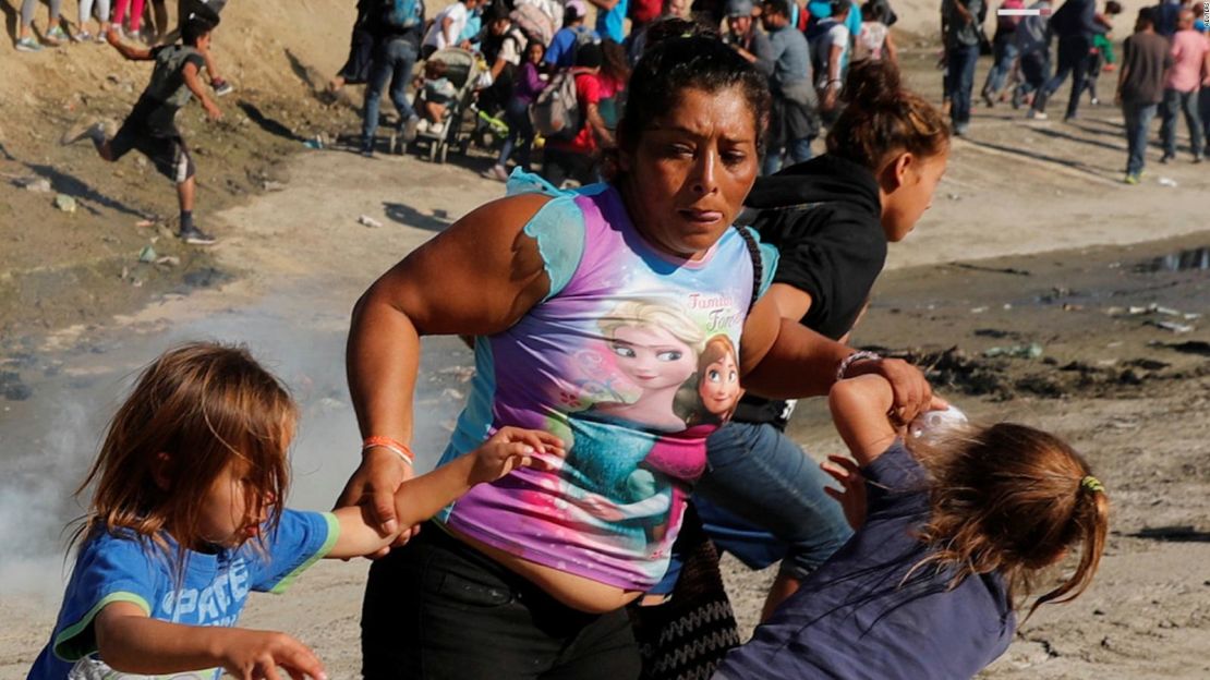 María Lila Meza Castro y sus hijas, huyendo de los gases lacrimógenos en la frontera de México con Estados Unidos.