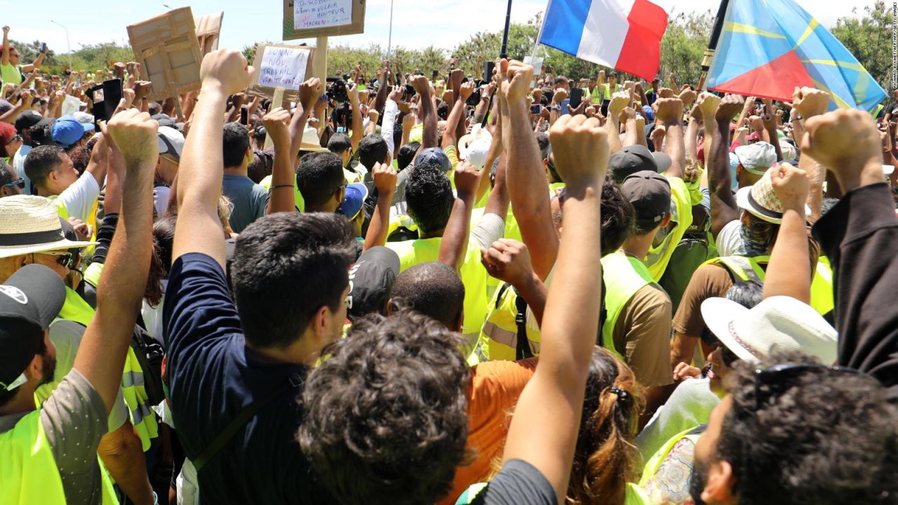 CNNE 591915 - los "chalecos amarillos" protestan contra el presidente macron