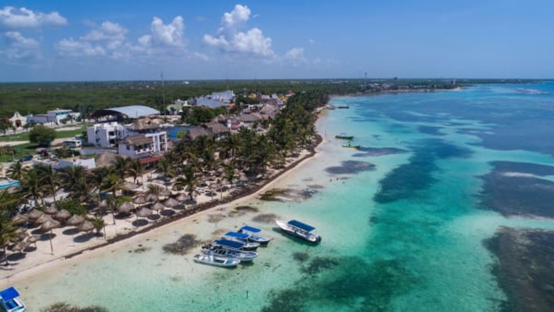 Playa vacía en Mahahual, Quintana Roo.