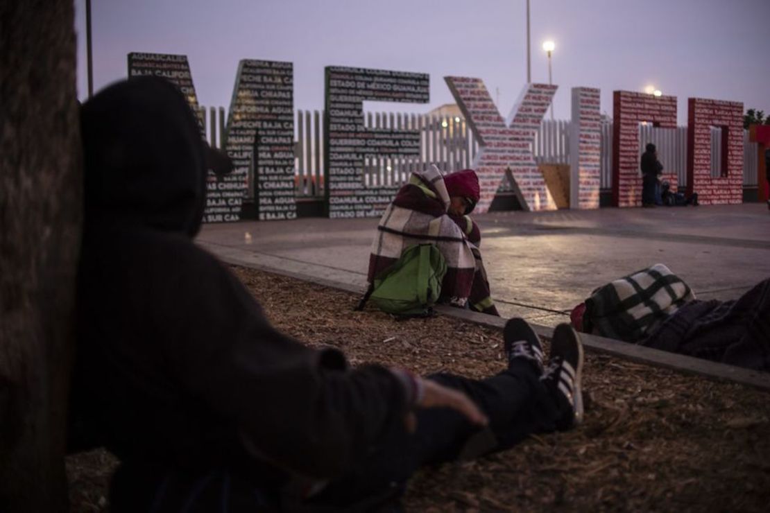 Un grupo de migrantes centroamericanos, la mayoría de Honduras, descansa en Tijuana, México, en la frontera con Estados Unidos.