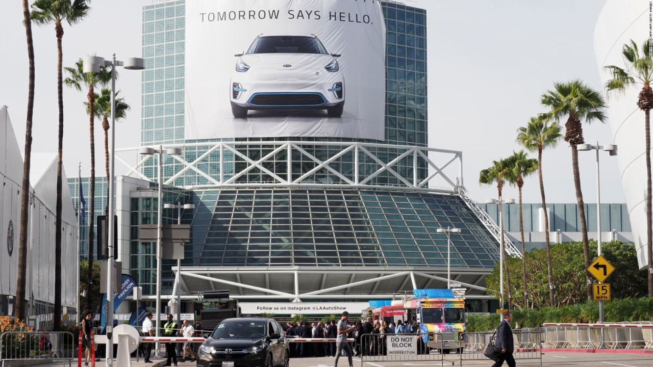 CNNE 592011 - salon del automovil de los angeles exhibe innovadores y legendarios disenos