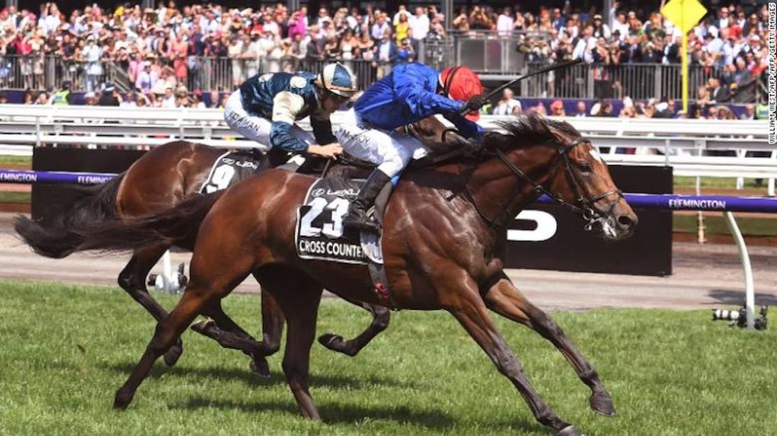 El caballo británico Cross Counter, montado por el jockey Kerrin McEvoy ganó la Copa Melbourne ante el caballo británico Marmelo.