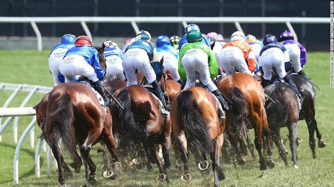 Los jockeys en los caballos durante la Copa Melbourne.