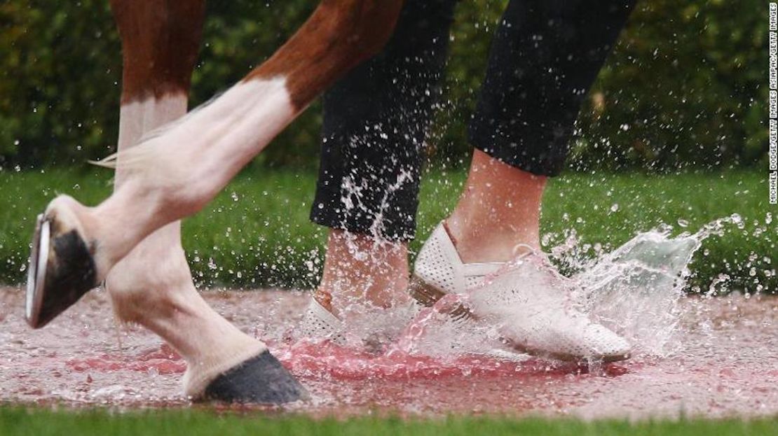 El agua se acumuló en el patio de montaje antes de la carrera 2 durante el Día de la Copa Melbourne en el hipódromo de Flemington el 6 de noviembre de 2018.