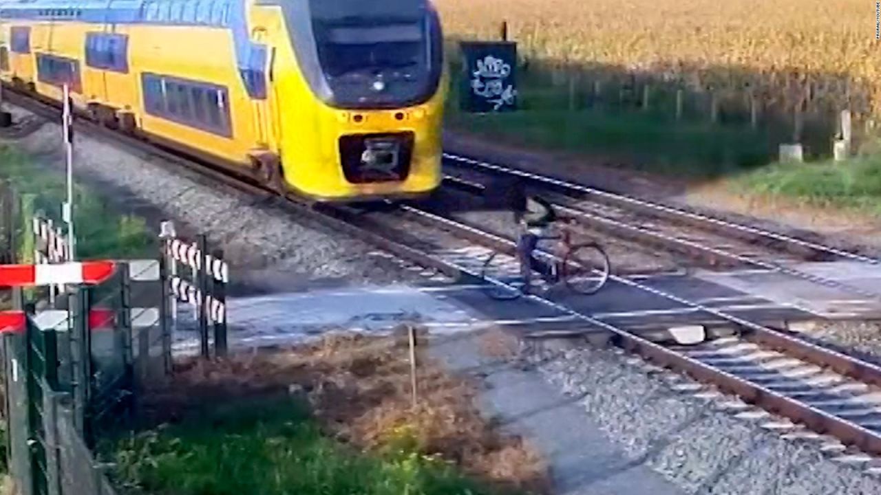 CNNE 592381 - ciclista esquiva un tren por centimetros