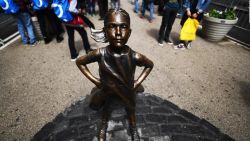 CNNE 592408 - #eldatodehoy- "fearless girl" abandona wall street