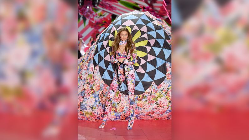 Para esta emisión, Victoria's Secret decidió unir esfuerzos con la ayuda creativa de la diseñadora griega Mary Katrantzou, para una colección cápsula.