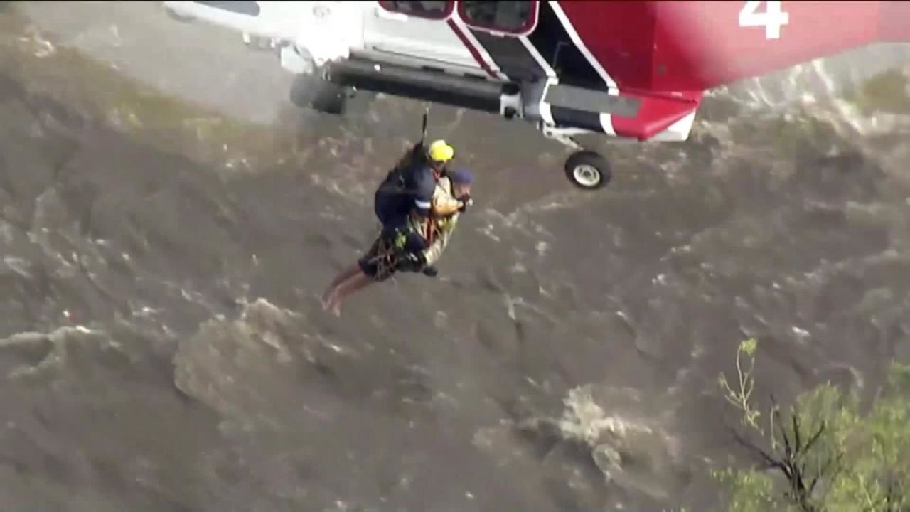 CNNE 592514 - mira el dramatico rescate aereo de este hombre del rio los angeles