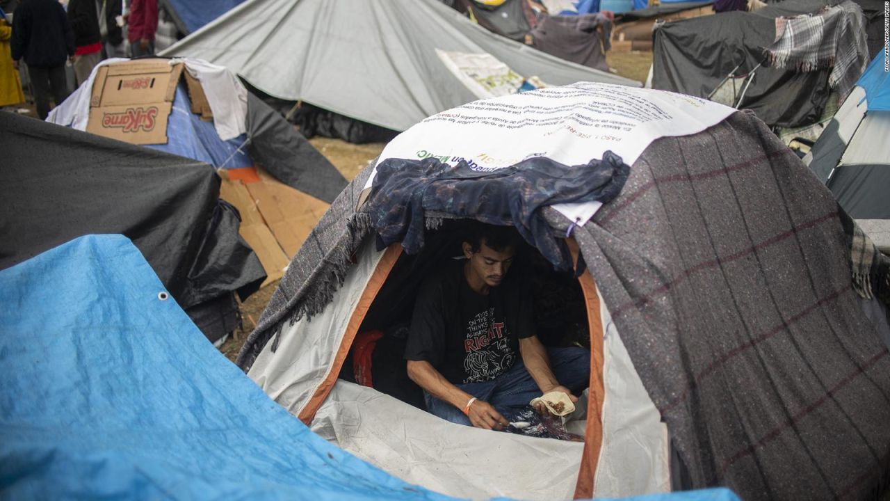 CNNE 592831 - asi es la vida de los migrantes en un campamento improvisado en la frontera de mexico con ee-uu-