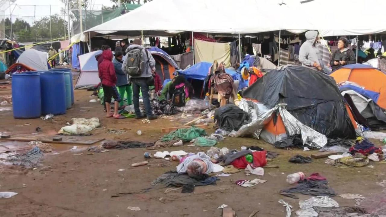 CNNE 592865 - migrantes bajo la lluvia en tijuana se desplazan de albergue