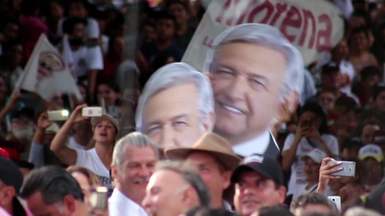 CNNE 593031 - rodeado de una muchedumbre, amlo salio de su casa rumbo al palacio de san lazaro