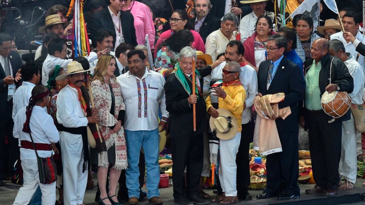 CNNE 593143 - lopez obrador recibe el baston de mando de los pueblos indigenas