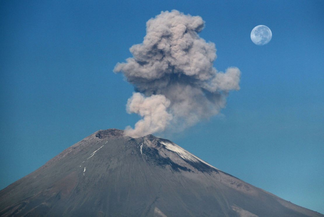 El volcán Popocatépetl, ubicado a unos 55 kilómetros de Ciudad de México, ha registrado numerosas exhalaciones de baja intensidad en los últimos meses. En la foto, una fumarola registrada el 26 de octubre.