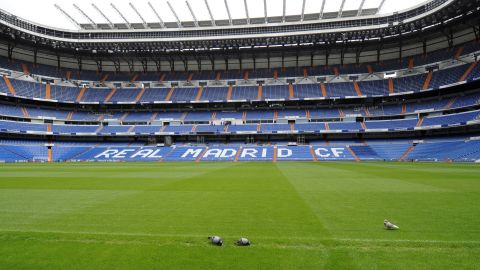 Una vista panorámica del campo del Santiago Bernabéu, estadio del Real Madrid en el que se jugará la final de la Copa Libertadores de América entre RIver Plate y Boca Juniors.