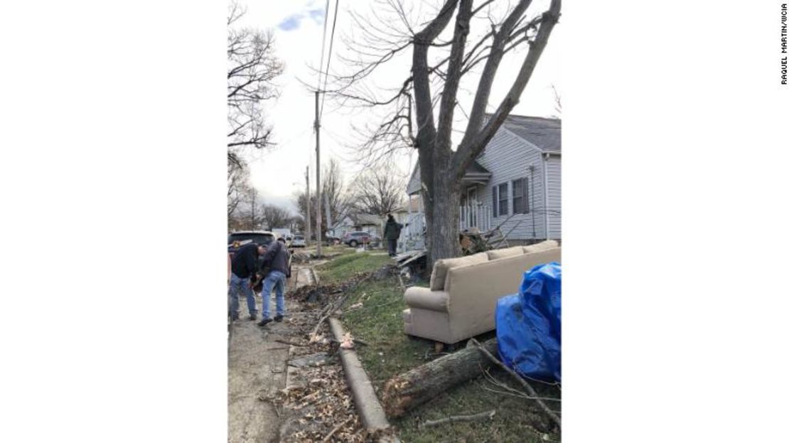 Vecinos de Taylorville revisan los escombros que quedaron tras el paso de un tornado.