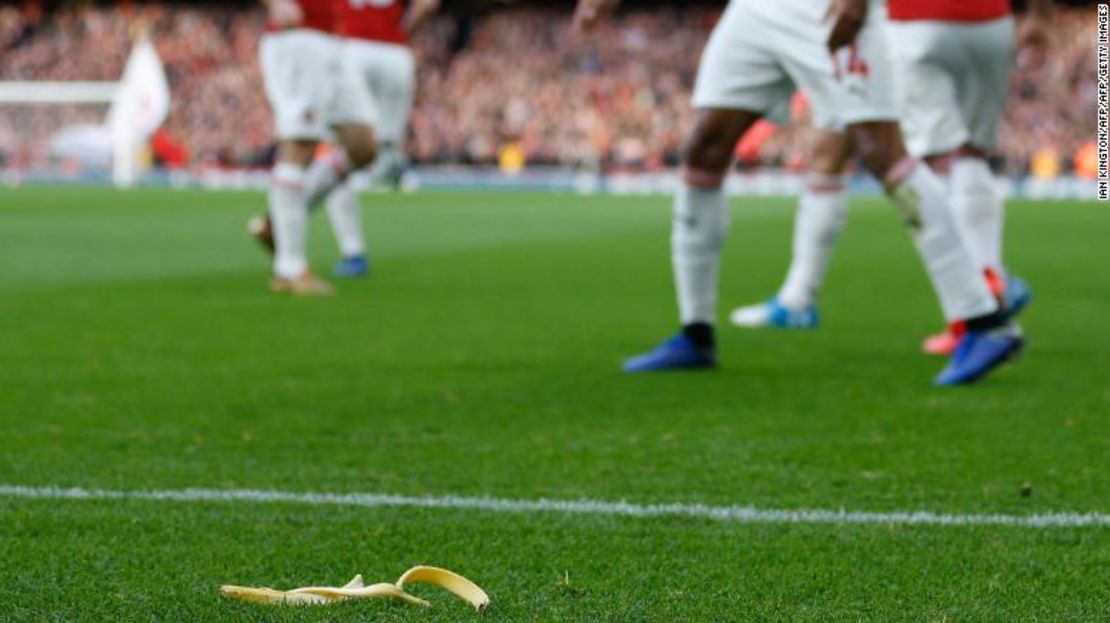 Una cáscara de plátano fue lanzado al campo cuando el Arsenal celebró el primer gol de Pierre-Emerick Aubameyang.